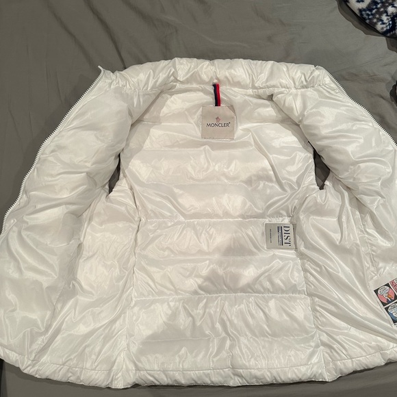 ❌Sold❌ Authentic Moncler women down vest - Picture 6 of 8